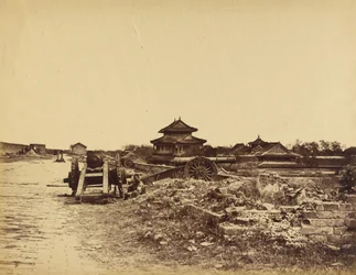 Top van de muur van Pekin met de Chinese kanonnen gericht tegen onze batterijen, 14 oktober 1860