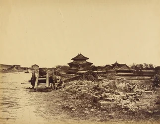 Bovenkant van de muur van Peking met de Chinese kanonnen gericht op onze batterijen, 14 oktober 1860