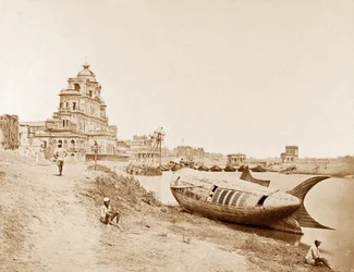 Uitzicht op het Chattar Manzil Paleis met de Boot van de Koning op de rivier Gumti, Lucknow, tijdens de Indiase Opstand, 1858