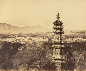 Zicht op het Zomerpaleis. Yuan Ming Yuan Pagode. Voor de brand, Peking, 18 oktober 1860