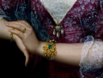 Portret van Anna Opulich, detail van hanger en armband