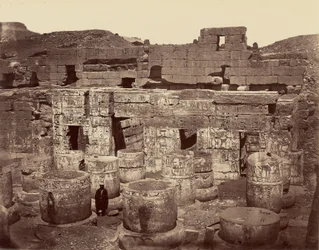3e binnenplaats van de Grote Tempel van Medinet Habu, of van de zuilen. Thebe
