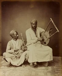 Album "Damas et Baalbek": Paar Syrische muzikanten gefotografeerd terwijl ze een snaarinstrument bespelen