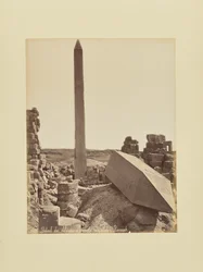 Detail van de obelisken en de binnenplaats van de kariatiden - Karnak