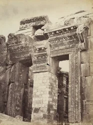 Ingang van de Tempel van Jupiter of de Tempel van de Zon, in de archeologische zone van Heliopolis of Baalbek, oude Syrische stad, nu Libanon