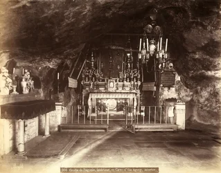 Interieur van de Grot van de Doodsangst, of Basiliek van de Doodsangst, tegenwoordig de Kerk van Alle Naties genoemd, in Jeruzalem. Volgens de overlevering bracht Jezus hier zijn laatste ogenblikken door voordat hij werd gearresteerd