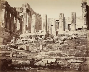 De propyleeën van de Akropolis in Athene