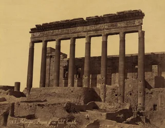 Vrijstaande zuilengang voor een tempel in Palmyra, Syrië