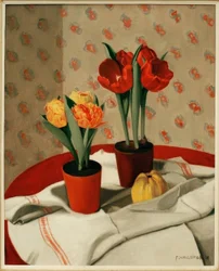 Twee potten met rode en gele tulpen