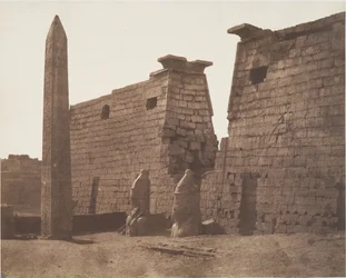 Luxor (Thebe), vroegere constructie - pyloon, kolossen en obelisk