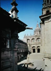 Zuidgevel en de Plaza de Praterias