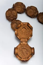 Rozenkrans van Hendrik VIII, detail van de open Pater kraal