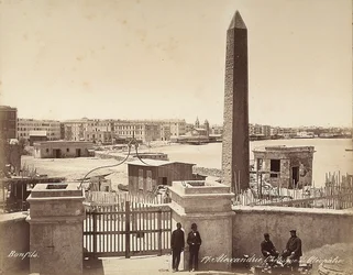 Alexandrië, Egypte: de Obelisk van Cleopatra, met vier mannen die poseren voor de foto