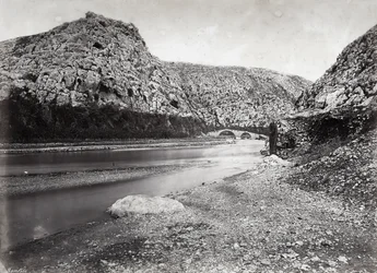 Nahr el-Kalb (de rivier van de hond) tussen de bergen van Libanon, nabij Beiroet, in Palestina