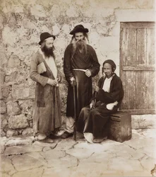 Portret van drie Joodse mannen in Jeruzalem