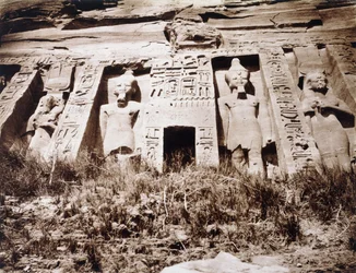 Abou-Sembil, Petit Speos, centrale deel van de gevel, ca. 1853-54