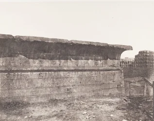 Esneh Latopolis, Gebouw in het zand - Buitenmuur - Corniche...