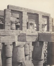 Karnak Thebe, Paleis - Hypostyle zaal - Venster en kapitelen