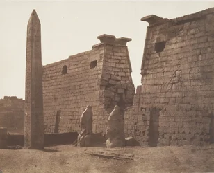 Louksor Thebe, Constructie Antérieur - Pylonen Kolossen en Obelisk, 1851-52
