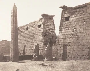 Louksor Thebe, Constructie Antérieur - Pylon, Kolossen en Obelisk