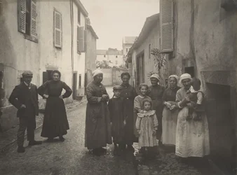 Groep Volwassenen en Kinderen op een Dorpsstraat in de Auvergne, ca. 1910