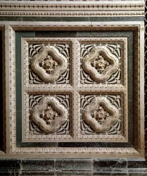 Detail van de marmeren muur die de marmeren preekstoel ondersteunt