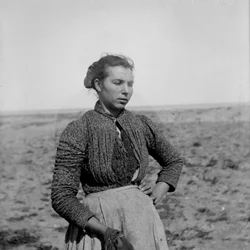Portret van een jonge boer in traditionele kleding, Abruzzo, Italië, ca. 1900