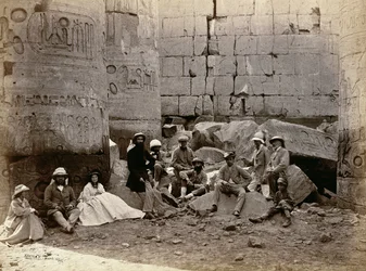 Groepsfoto in de Zuilenhal, Karnak, Thebe, 1862