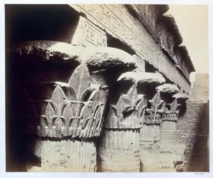De kapitelen van het portiek, Tempel van Khnum, Esna, Egypte