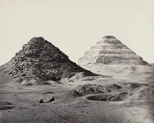 De piramiden van Saqqara vanuit het noordoosten