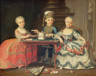 Groepsportret van een jongen en twee meisjes die een kaartenhuis bouwen met andere spellen op de tafel