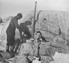 Forde kookt zeehonden op het vetfornuis bij Cape Roberts, ca. 1911, 1913
