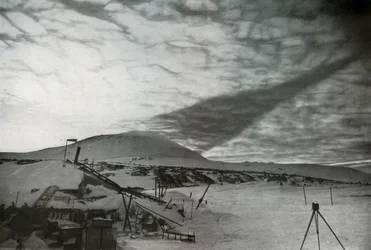 De schaduw van Mount Erebus op de wolken, september 1911, 1913