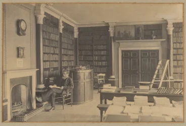 [Man die leest in een bibliotheek]