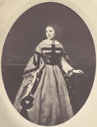 [Vrouwelijk portret, staand, naar links kijkend], 1850s-60s