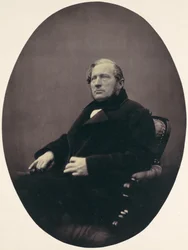 [Man zittend in fauteuil]