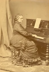 Portret van Clara Wieck-Schumann 1819-1896 aan de piano, ca. 1878