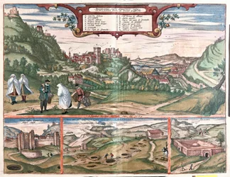 Zicht op het Alhambra met de stad Granada, Spanje: bovenaan een uitzicht op het Alhambra op de Cerro del Sol-heuvel. Linksonder de gesloten deuren van het Alhambra. In het midden de ingangen van de Masmoros-grotten. Rechtsonder een groot gebouw