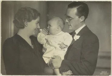 Portret van Juliana, Bernhard van Lippe-Biesterfeld en Beatrix