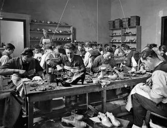 Ambachtslieden aan het werk in de studio van schoenontwerper en fabrikant Ferragamo in Palazzo Feroni, Florence, 1937