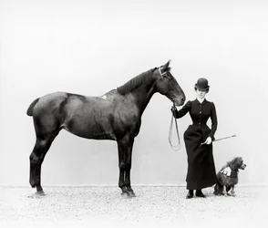 Portret van Miss Walsh met een paard en een miniatuur poedel bij Villa di Montefonte, in de Poggio Imperiale omgeving van Florence, c.1890