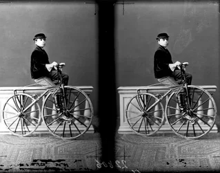Portret van een jongetje op een fiets, Florence, 1875-76