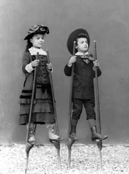Romualdo Alinaris kinderen, Adele en Arturo, op stelten, Florence, c.1875