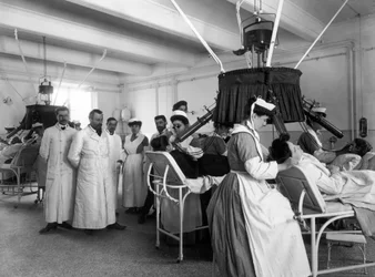 Zicht op een kamer van het Pellizzari Instituut, in Florence, gebruikt voor fysioradiotherapeutische therapie, 1905