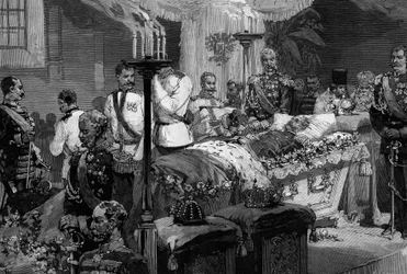 Soldaten van het slagschipregiment van Alexander II (1818-1881) die de hand van de overleden tsaar gaan kussen in de Petrus-en-Pauluskathedraal in Sint-Petersburg (St. Petersburg)