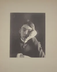 Jongen in pak met hand tegen gezicht, ca. 1896