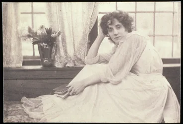 Portretfoto van Beatrice Stella Tanner (1865-1940) Mrs Patrick Campbell, door Frederick Hollyer (1837-1933)