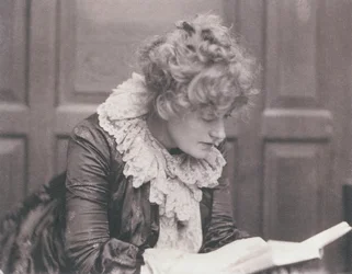 Portretfoto van Ellen Terry (1847-1928) lezend, door Frederick Hollyer (1837-1933)