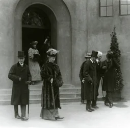 Koning George V en koningin Mary in het aquarium van de London Zoo