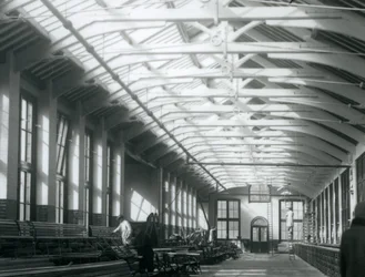 Het Leeuwenhuis met vijf mannen die aan het onderhoud werken, London Zoo, 1926